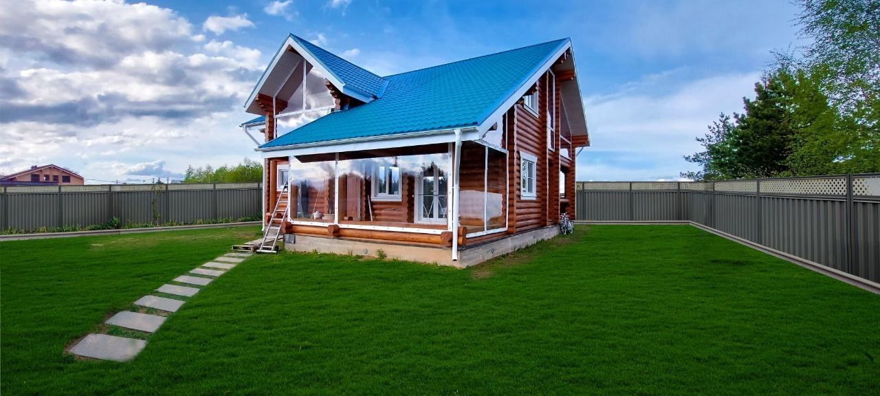 Мягкие окна на веранде загородного дома в Лесном